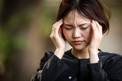 頭痛の女性